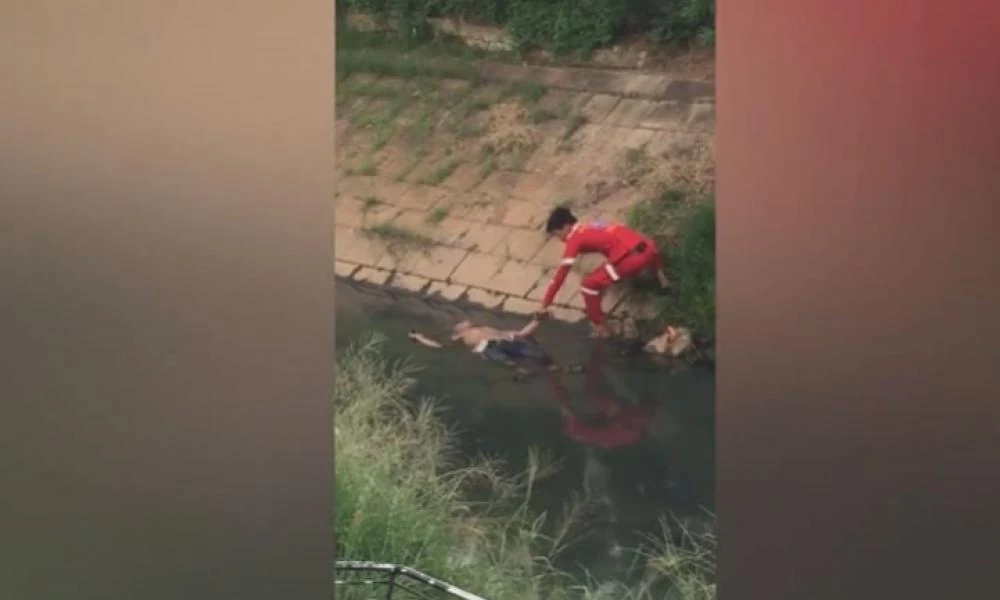 Πήγαν να τον σώσουν από πνιγμό και αυτός τους έδιωξε!